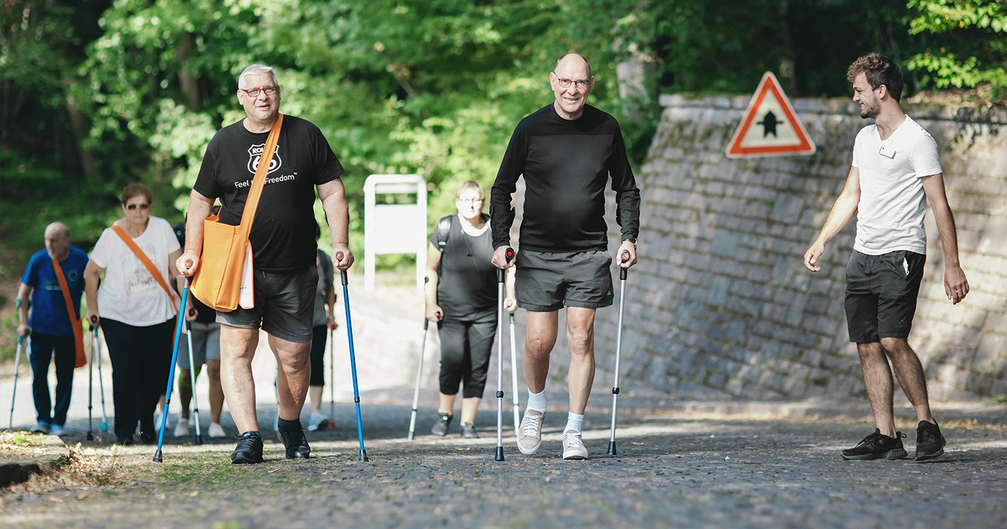 Rehabilitierende beim Nordic Walking auf dem Außengelände der Aggertalklinik.