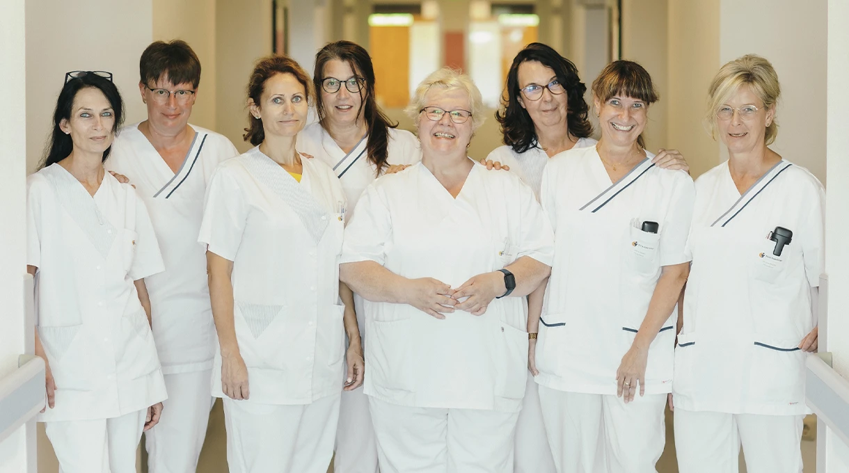 Teamfoto mit den Gesundheits- und Krankenpflegerinnen einer Klinik.
